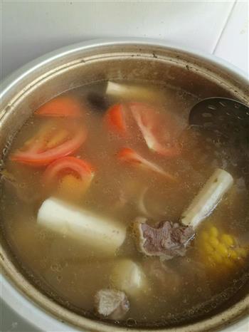 山药玉米番茄排骨汤的做法图解7
