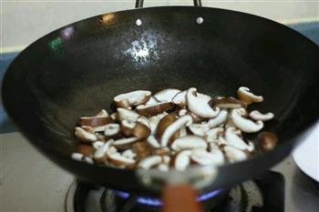 香菇栗子焖鸡饭的做法图解4