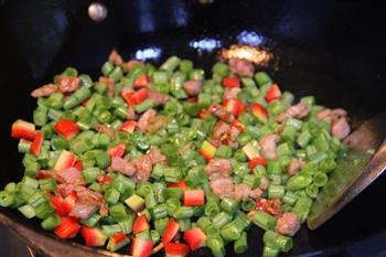 五花肉豆角焖饭的做法步骤4