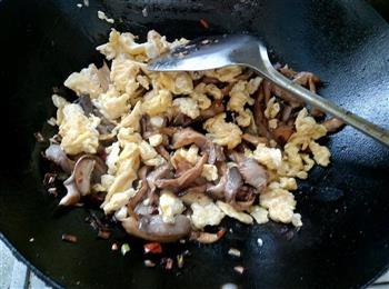 蘑菇炒鸡蛋的做法步骤5