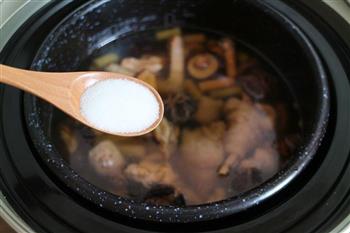 花菇炖鸡汤的做法步骤7