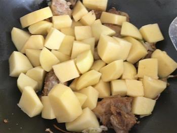 排骨炖土豆-20分钟快手硬菜的做法图解5