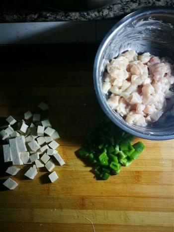 酱爆鸡丁豆腐的做法步骤1