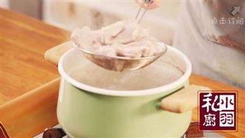 莲藕玉米排骨汤的做法步骤2