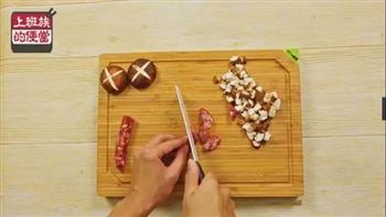 金针菇培根卷×香肠香菇焖饭便当的做法图解2