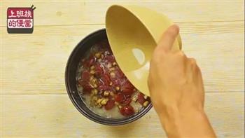 金针菇培根卷×香肠香菇焖饭便当的做法步骤5