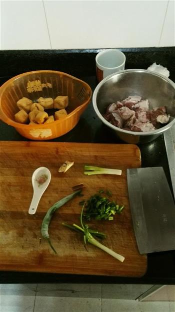 红烧羊肉豆腐泡的做法步骤1