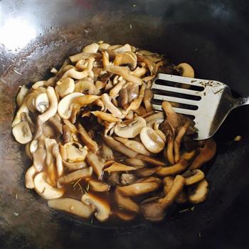 蘑菇焖饭的做法步骤3