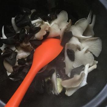 腊肉鲜菌焖豆腐的做法步骤7