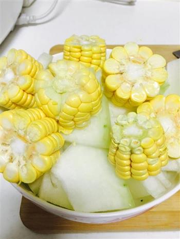 冬瓜玉米排骨汤的做法图解2