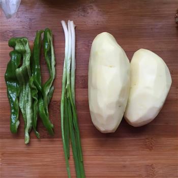 青椒土豆丝的做法步骤1