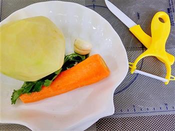 胡萝卜炝拌土豆丝的做法图解1