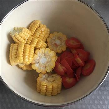 番茄玉米排骨汤的做法步骤3