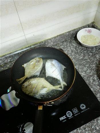 香煎鲳鱼的做法步骤4