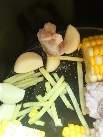 玉米萝卜排骨汤的做法图解3