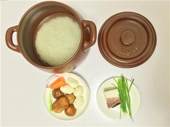 腊肉炊饭-坤博砂锅的做法步骤1
