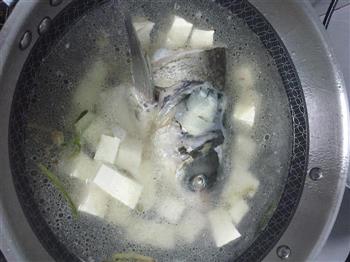 超简单鱼头豆腐汤的做法步骤6