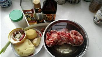 红烧排骨土豆的做法步骤1