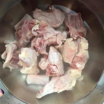 滋补养生-板栗枸杞鸡汤的做法步骤2