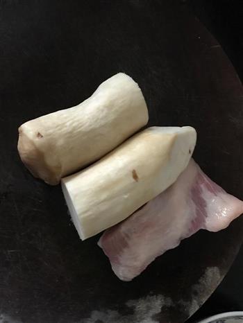 爆炒猪颈肉鸡腿菇玉米粒的做法图解1