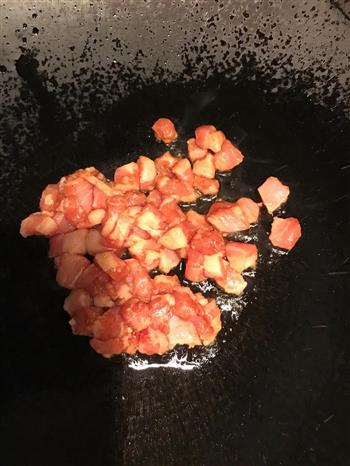 爆炒猪颈肉鸡腿菇玉米粒的做法图解4