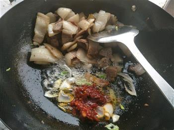 蒜苗青椒回锅肉的做法步骤7