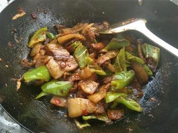 蒜苗青椒回锅肉的做法步骤9