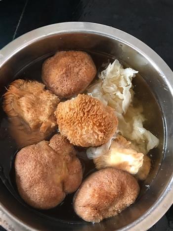鸡胸肉猴头菇汤的做法图解3