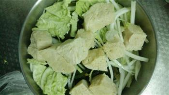 电热杯炖白菜海带冻豆腐猪肉丸的做法步骤2