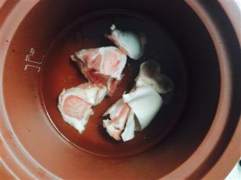 筒骨萝卜木耳菌菇汤-初冬的一锅好汤的做法步骤3