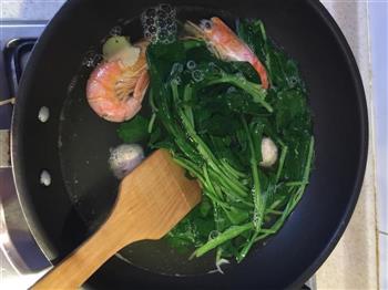 鲜虾菠菜汤的做法步骤2