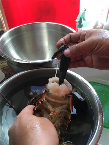 蒜蓉芝士焗龙虾的做法步骤2