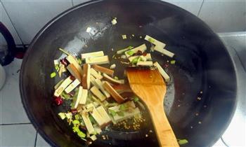 芹菜炒熏干的做法步骤3