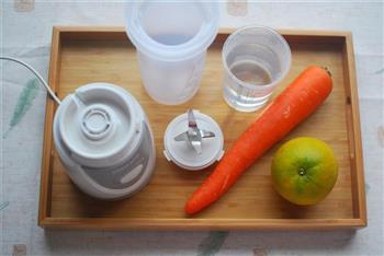 鲜橙胡萝卜汁，健康饮品的做法图解1