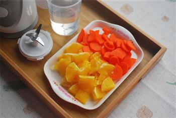 鲜橙胡萝卜汁，健康饮品的做法图解2