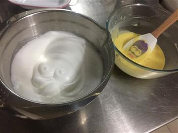 酸奶蔓越莓戚风蛋糕的做法步骤13