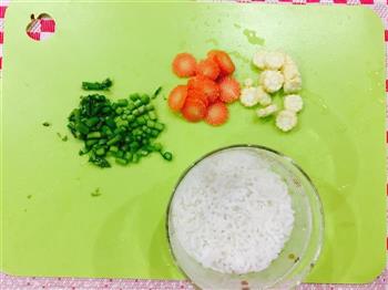 小鱼生主食篇④杂蔬玉米汁炖饭的做法步骤1