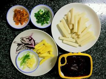 简单易学韩国泡菜炒年糕的做法图解1