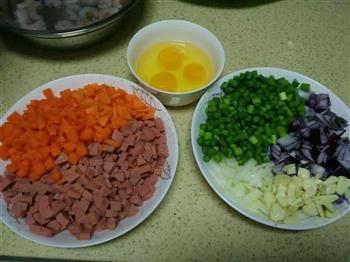 鲜虾蔬菜炒饭的做法步骤2