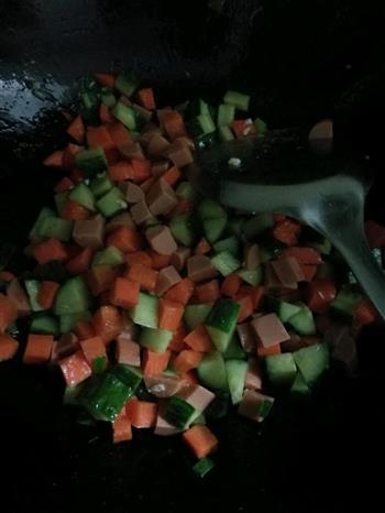 胡萝卜黄瓜火腿蛋炒饭的做法步骤3