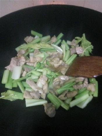 西芹炒肉片的做法步骤5
