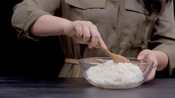 生炒糯米饭的做法图解1