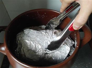 坤博砂锅荷香盐焗鸡的做法步骤13