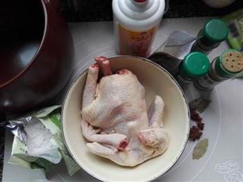 坤博砂锅荷香盐焗鸡的做法图解2