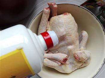坤博砂锅荷香盐焗鸡的做法步骤3