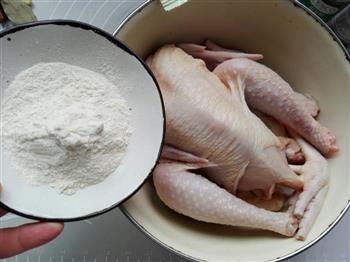 坤博砂锅荷香盐焗鸡的做法步骤4