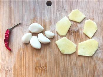 红烧排骨配土豆鹌鹑蛋的做法图解3