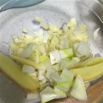 酸菜汆白肉的做法步骤2
