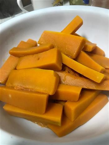 咸蛋黄焗南瓜的做法图解1