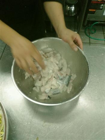 川菜馆子的水煮鱼的做法步骤3